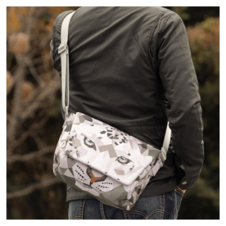 SmallRig 6045 Wild China Film - torba fotograficzna typu sling (na ramię/naramienna) - przykład użycia
